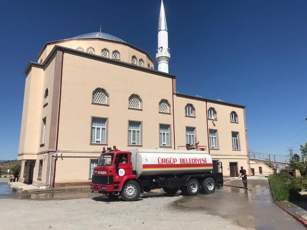 Ürgüp’te Cami avluları cuma namazı için hazırlanıyor 