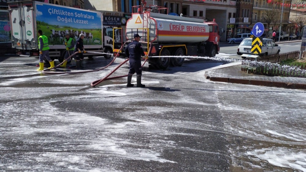 Ürgüp’te çarşı içi dezenfektanlı su ile yıkandı 