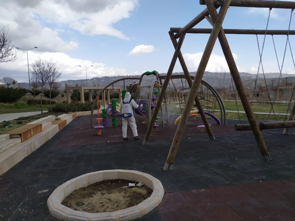Ürgüp’te çocuk parkları dezenfekte edildi 