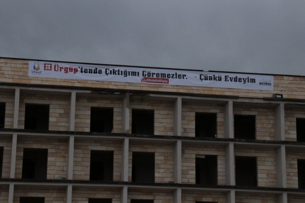 Ürgüp’te ‘Evde Kal’ pankartları yüzleri güldürüyor 