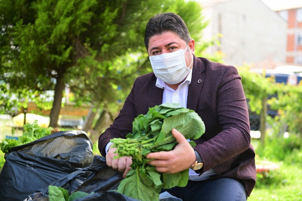 Ürünlerini satamayan çiftçinin imdadına belediye yetişti 