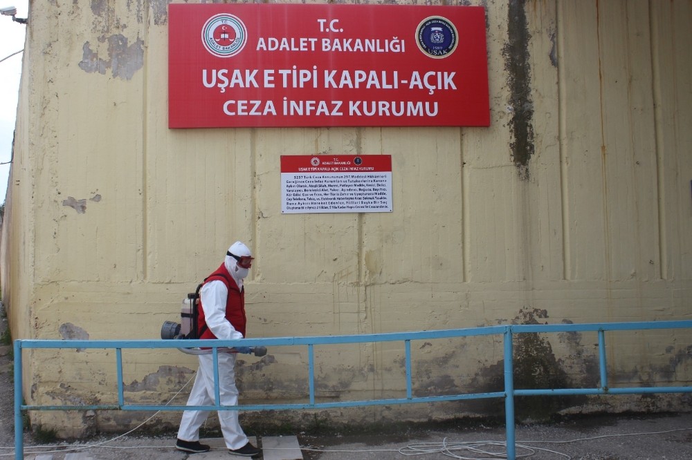 Uşak cezaevinde dezenfekte işlemleri sürüyor 