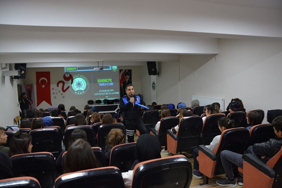 Uşak polisinden ‘Sanal Dünyada Güvende Miyiz’ semineri 