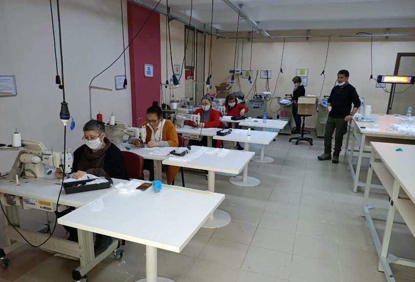 Uşak Üniversitesi 7 bin 500 adet maske, 350 adet siper üretti 