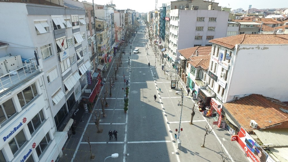 Uşak’ın en işlek caddesi bariyerlerle kapatıldı, insan yoğunluğu azaldı 