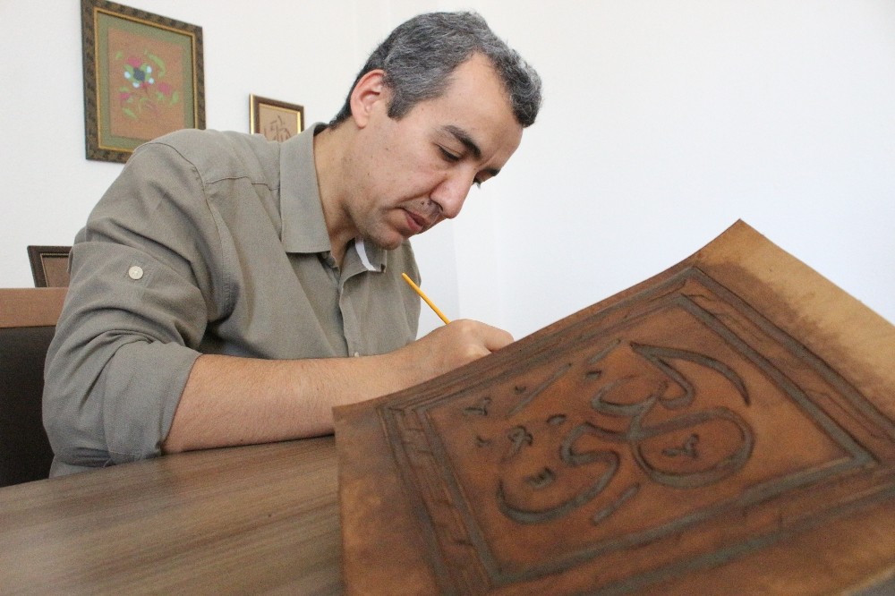 Uşaklı imam yüzlerce yıllık sanatı deriye işleterek yaşatıyor 