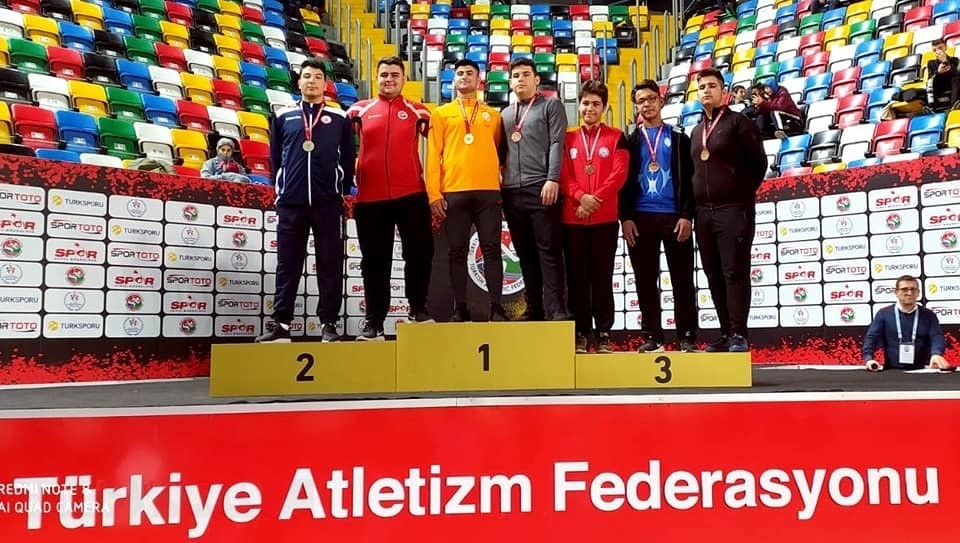 Uşaklı sporculardan gülle atmada çifte başarı 