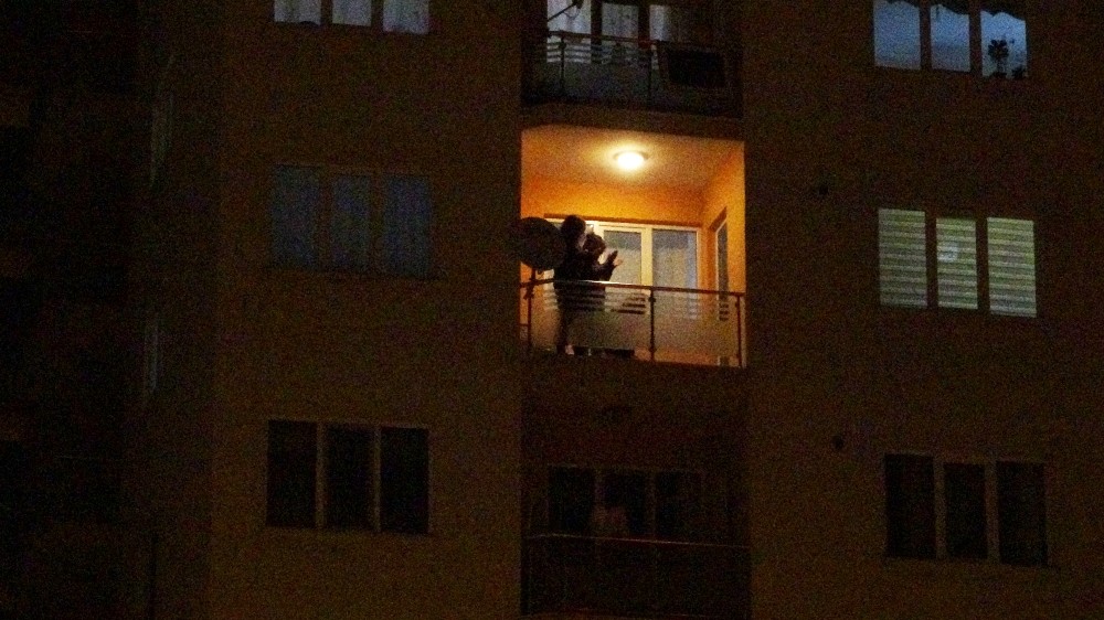 Uşaklı vatandaşlardan sağlık çalışanlarına 1 dakikalık alkışlı destek 