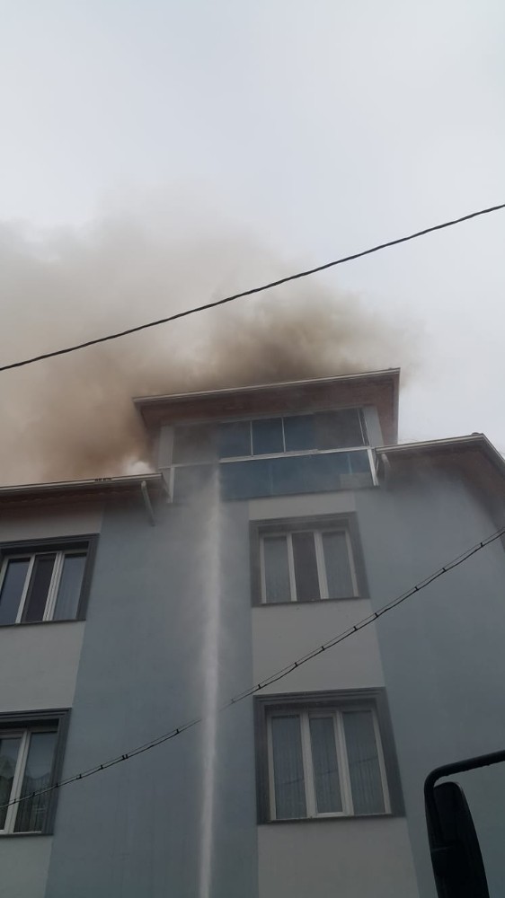 Uşak’ta 3 katlı binada çatı yangını 