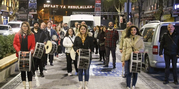 Uşak'ta 30 öğretmen sahurda davul çaldı