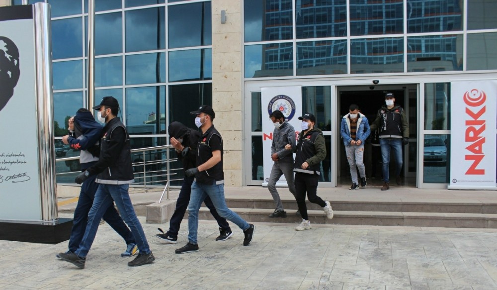 Uşak’ta 5 ayrı adrese eş zamanlı uyuşturucu operasyonu: 4 tutuklama 