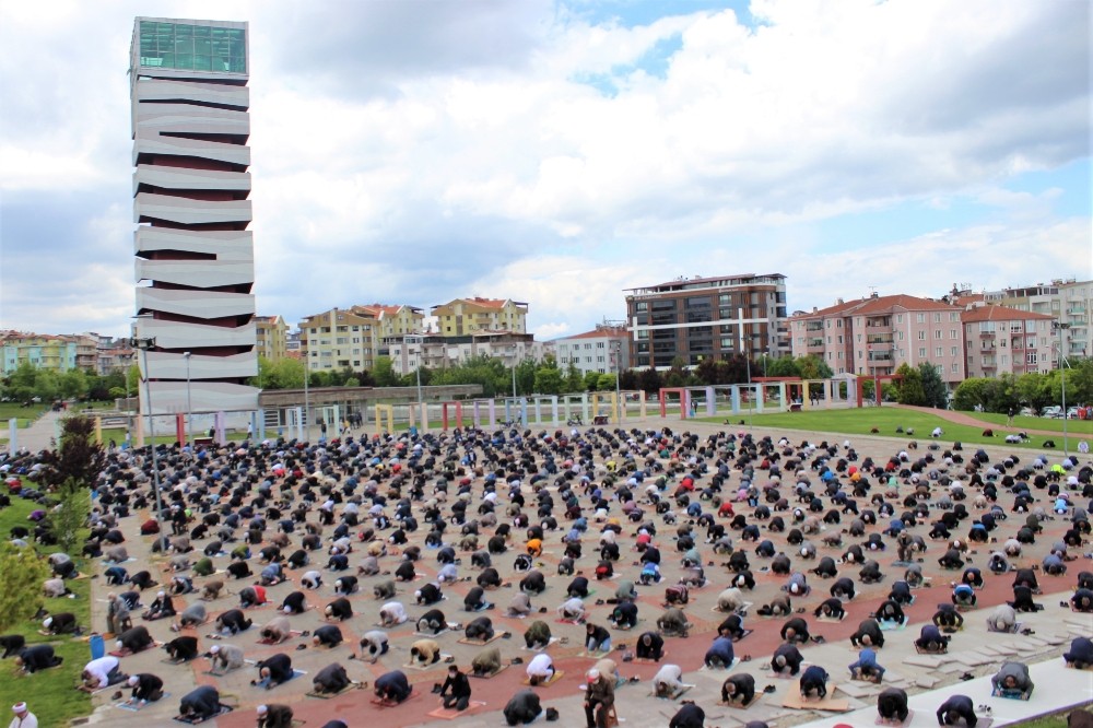 Uşak’ta 74 gün aradan sonra sosyal mesafeli namaz kılındı 