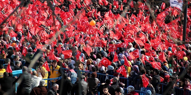 Uşak'ta AK Parti'den bayrak kararı