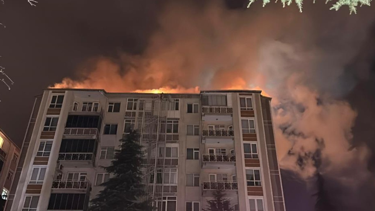 Uşak'ta apartmanın çatısında korkutan yangın!