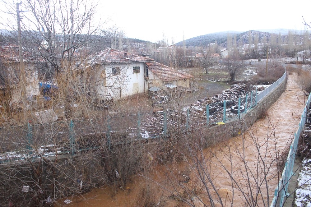 Uşak’ta barajın çatlaması nedeniyle boşaltılan köylerde endişeli bekleyiş sürüyor 