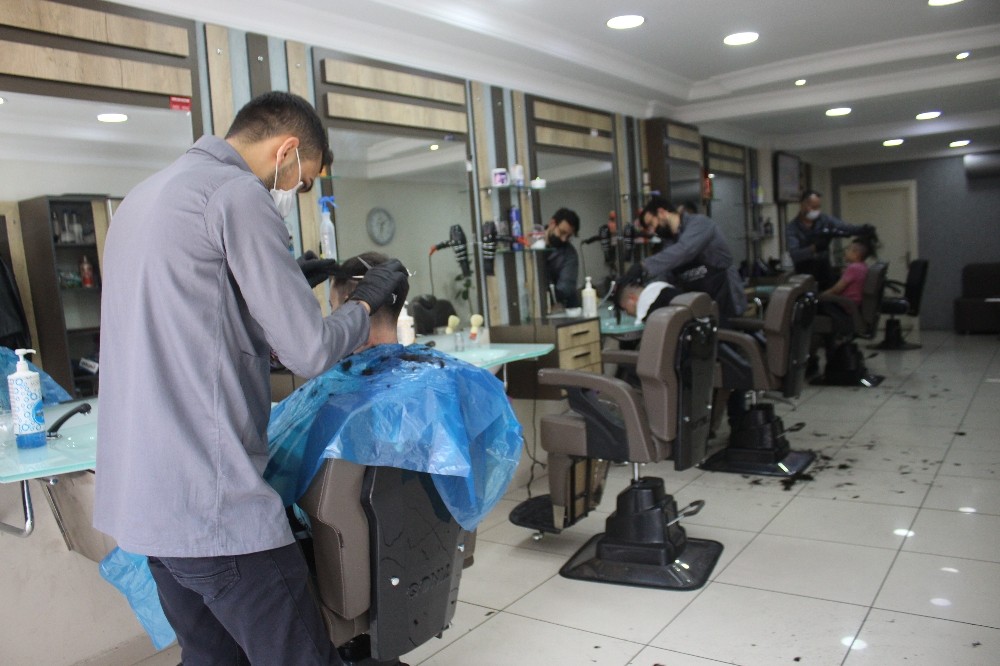 Uşak’ta berber ve kuaförler iş başı yaptı 