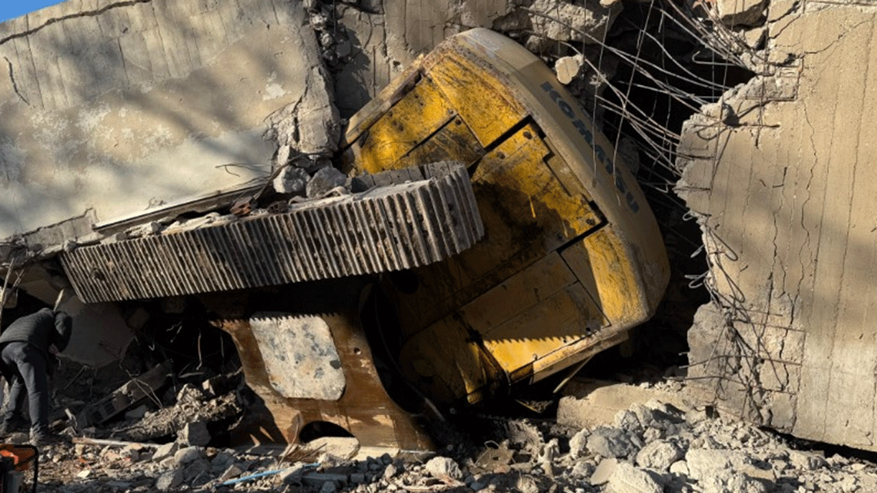 Uşakta bina yıkım sırasında iş makinesinin üzerine çöktü!