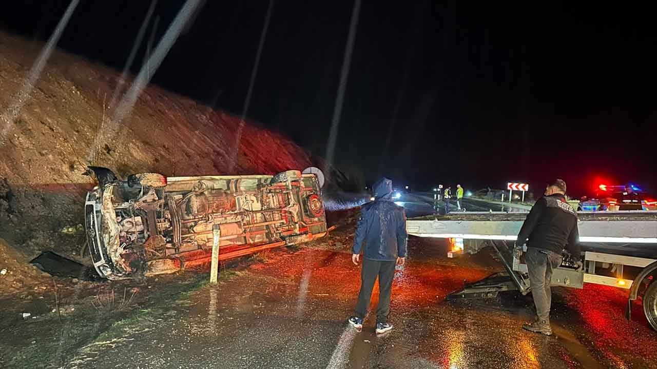 Uşak'ta can pazarı yaşandı! İşçileri taşıyan minibüs şarampole yuvarlandı!