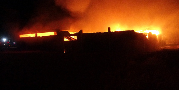 Uşak'ta depo yangını! Çok sayıda ekip müdahale ediyor