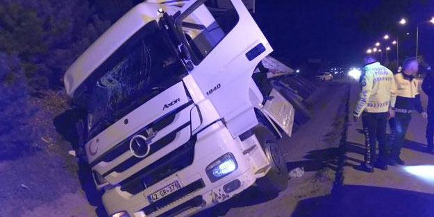 Uşak'ta devrilen tırın sürücüsü yaralandı