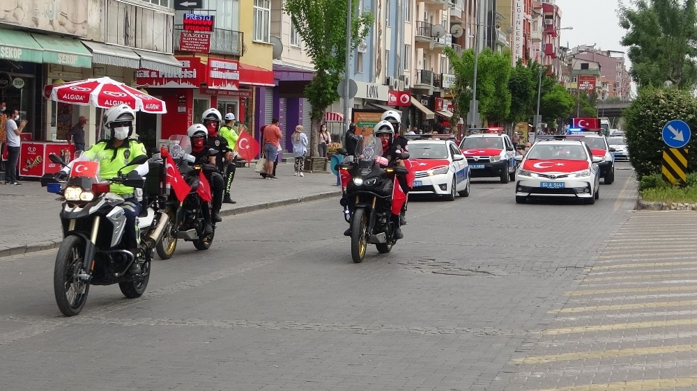 Uşak’ta emniyet ve jandarmadan ’19 Mayıs’ korteji 