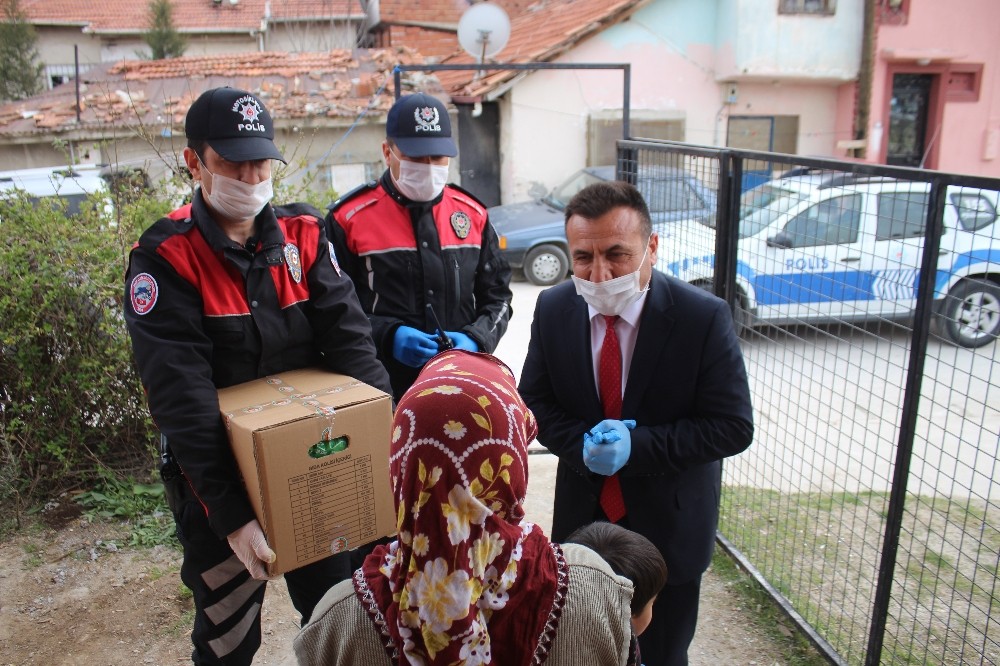 Uşak’ta evlerinden çıkamayan yaşlılara yardım kolilerini polis götürdü 