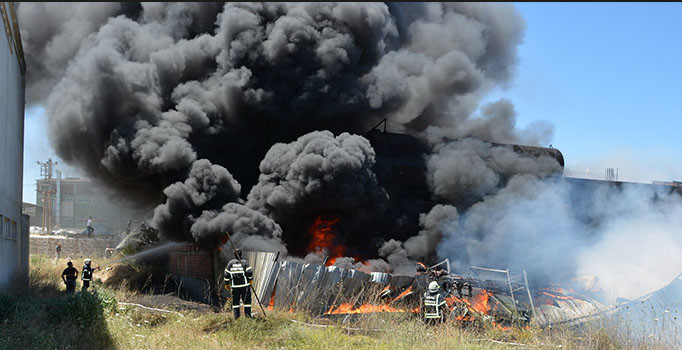 Uşak'ta fabrika yangını
