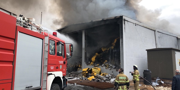 Uşak'ta fabrika yangını! İtfaiye müdahale ediyor