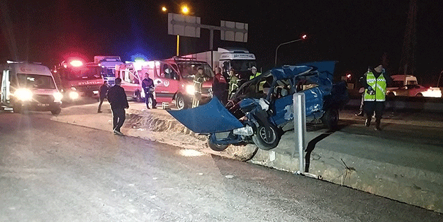 Uşak’ta feci kaza! Otomobil ve tır birbirine girdi
