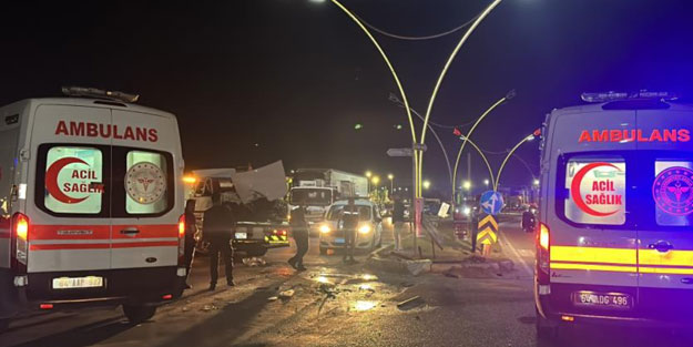 Uşak’ta iki otomobil çarpıştı: 2’si çocuk 6 yaralı