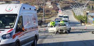  Uşak'ta iki otomobilin çarpıştığı kazada 1 kişi öldü, 3 kişi yaralandı