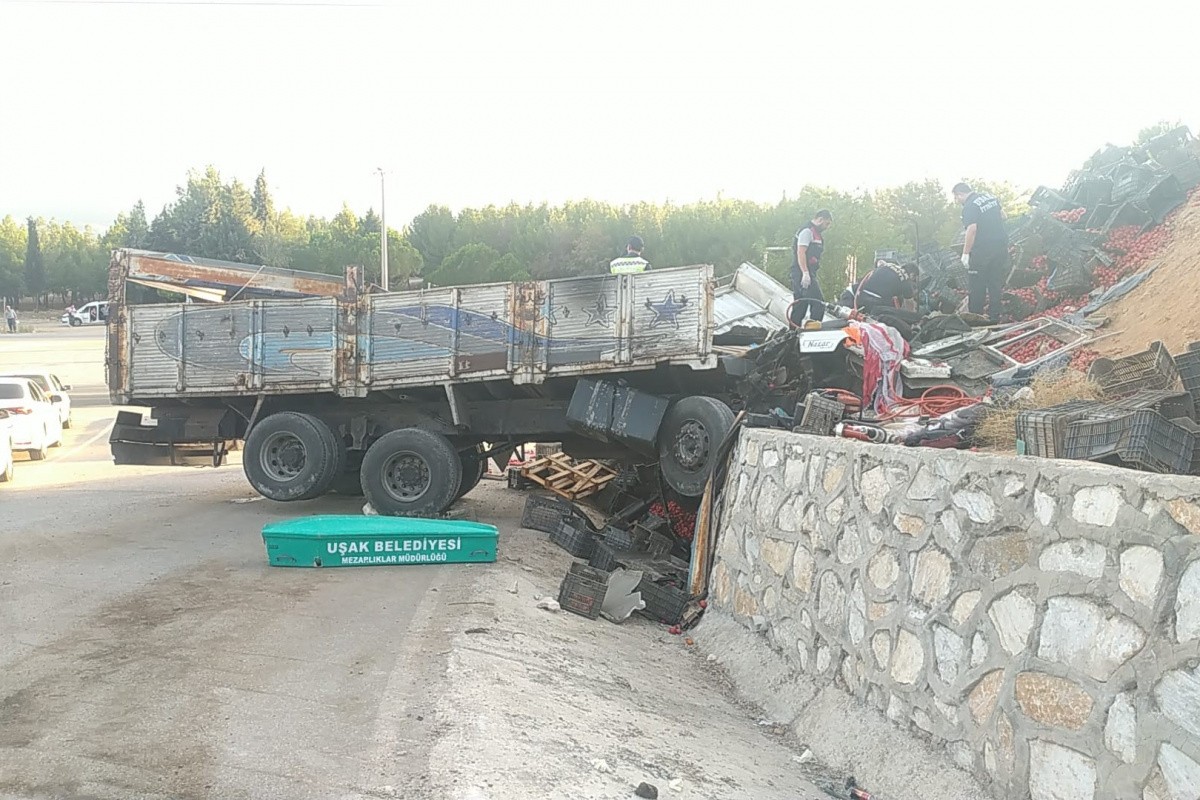 Uşak'ta kamyon duvara çarptı: 1 ölü