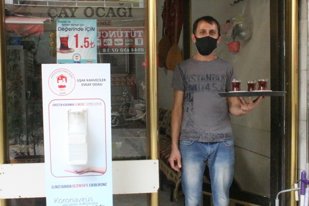 Uşak’ta kıraathane esnafına dezenfektan makinesi dağıtımına başlandı 