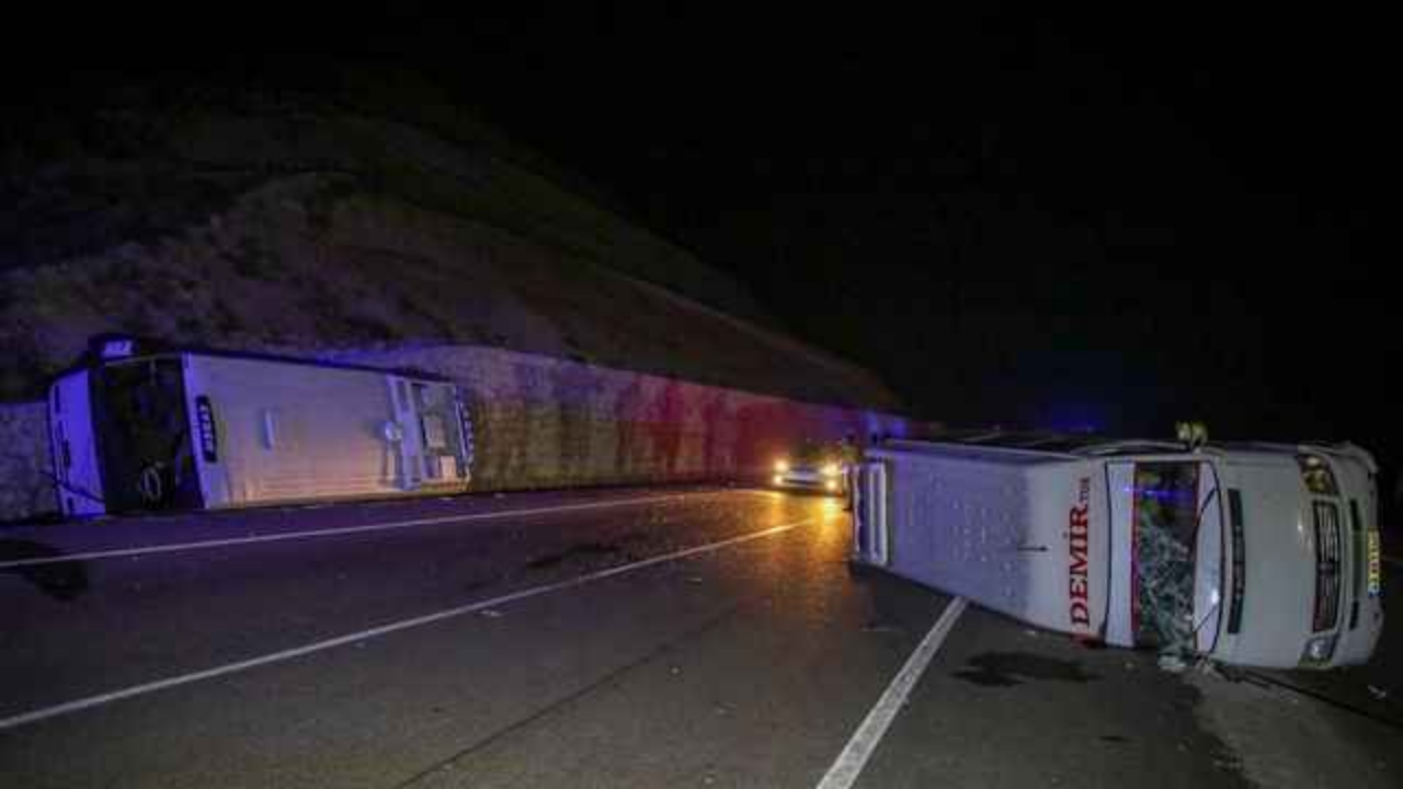 Uşak’ta korkunç kaza! Ortalık savaş alanına döndü: 28 yaralı…