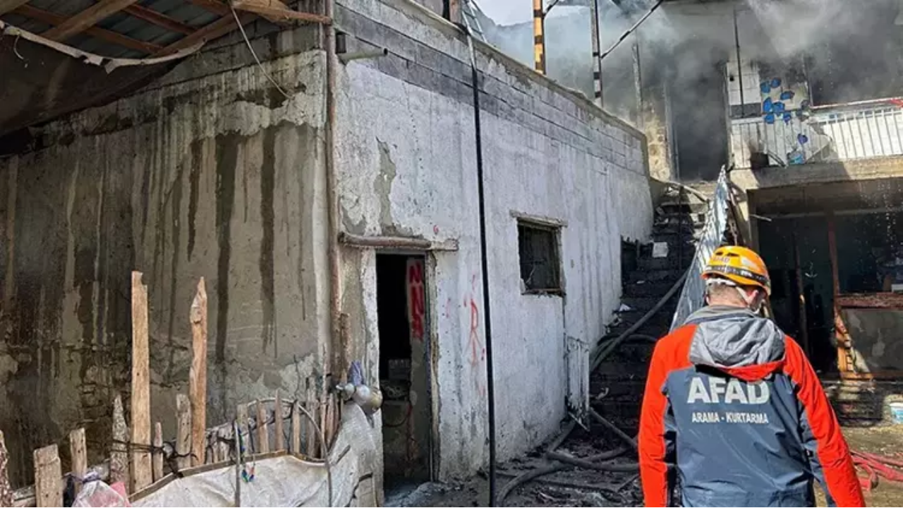 Uşak’ta korkunç yangın: 1 ölü, 1 yaralı