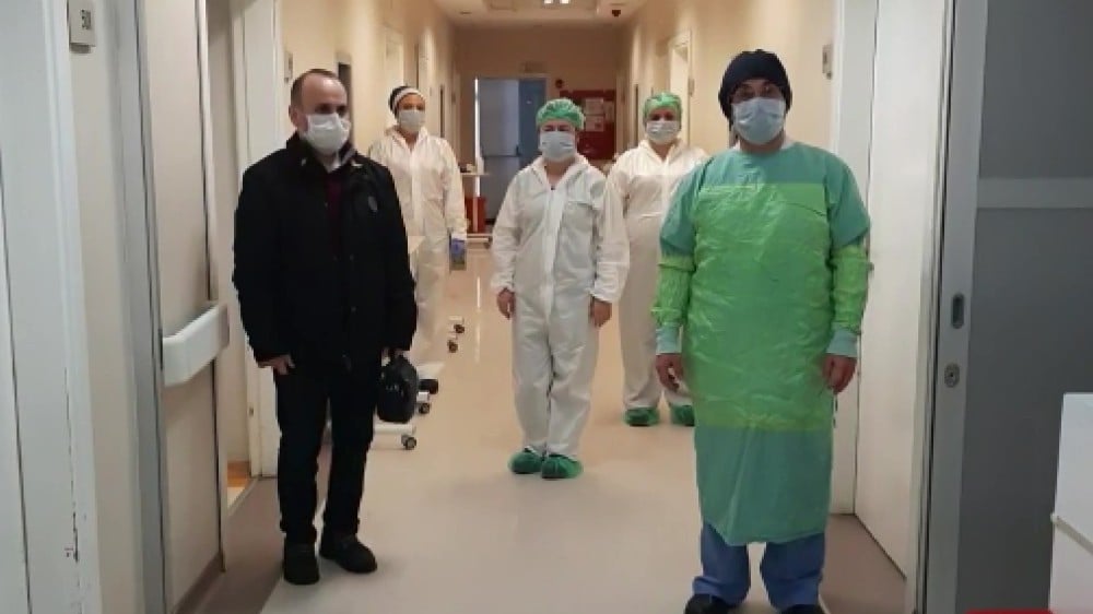 Uşak’ta korona virüsü yenen biri doktor 5 hasta alkışlarla taburcu edildi 