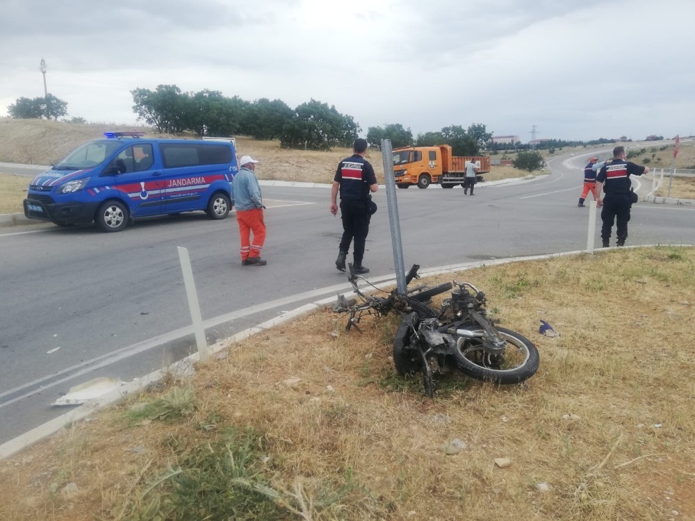 Uşak’ta motosiklet ile otomobil çarpıştı: 1 ölü 