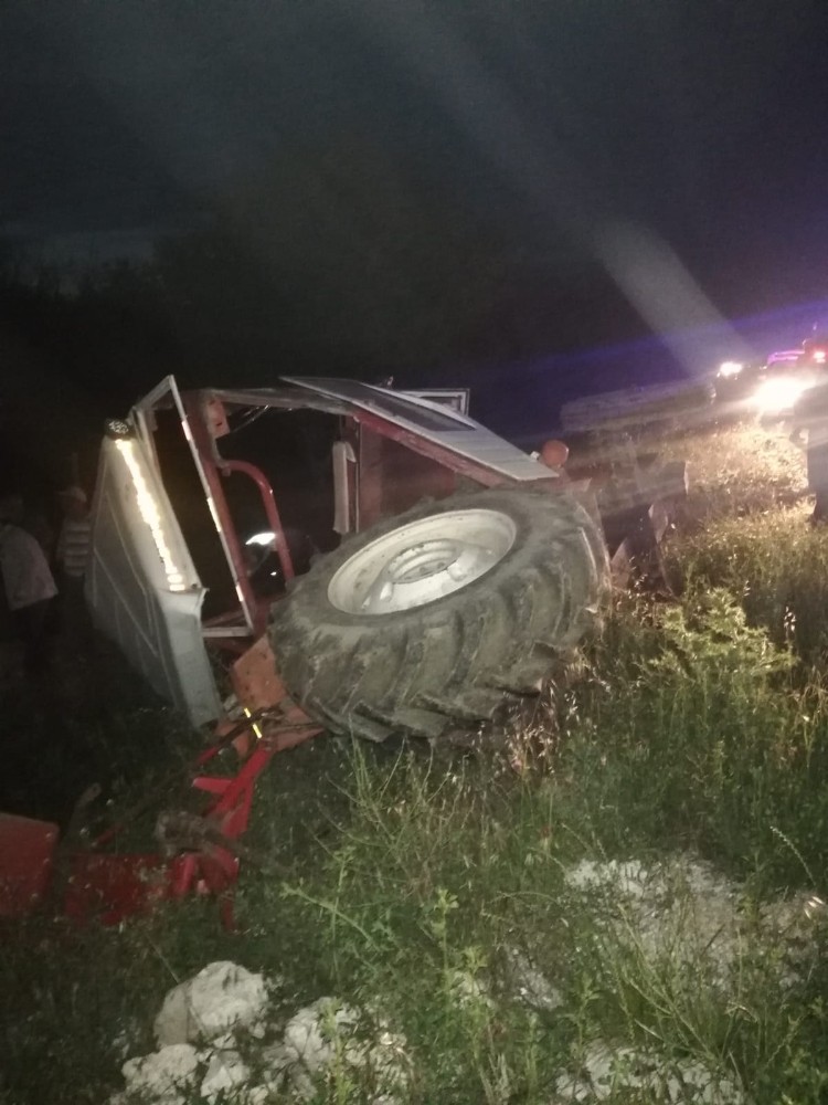 Uşak’ta otomobil ile traktör çarpıştı: 3 yaralı 