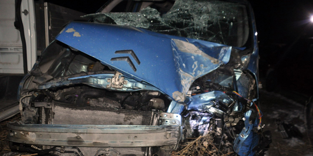 Uşak'ta otomobil karşı şeride geçti