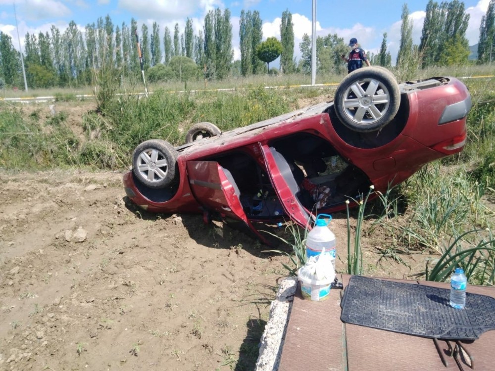 Uşak’ta otomobil şarampole devrildi: 2 yaralı 