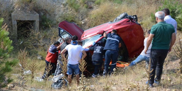 Uşak'ta otomobil şarampole devrildi: Yaralılar var