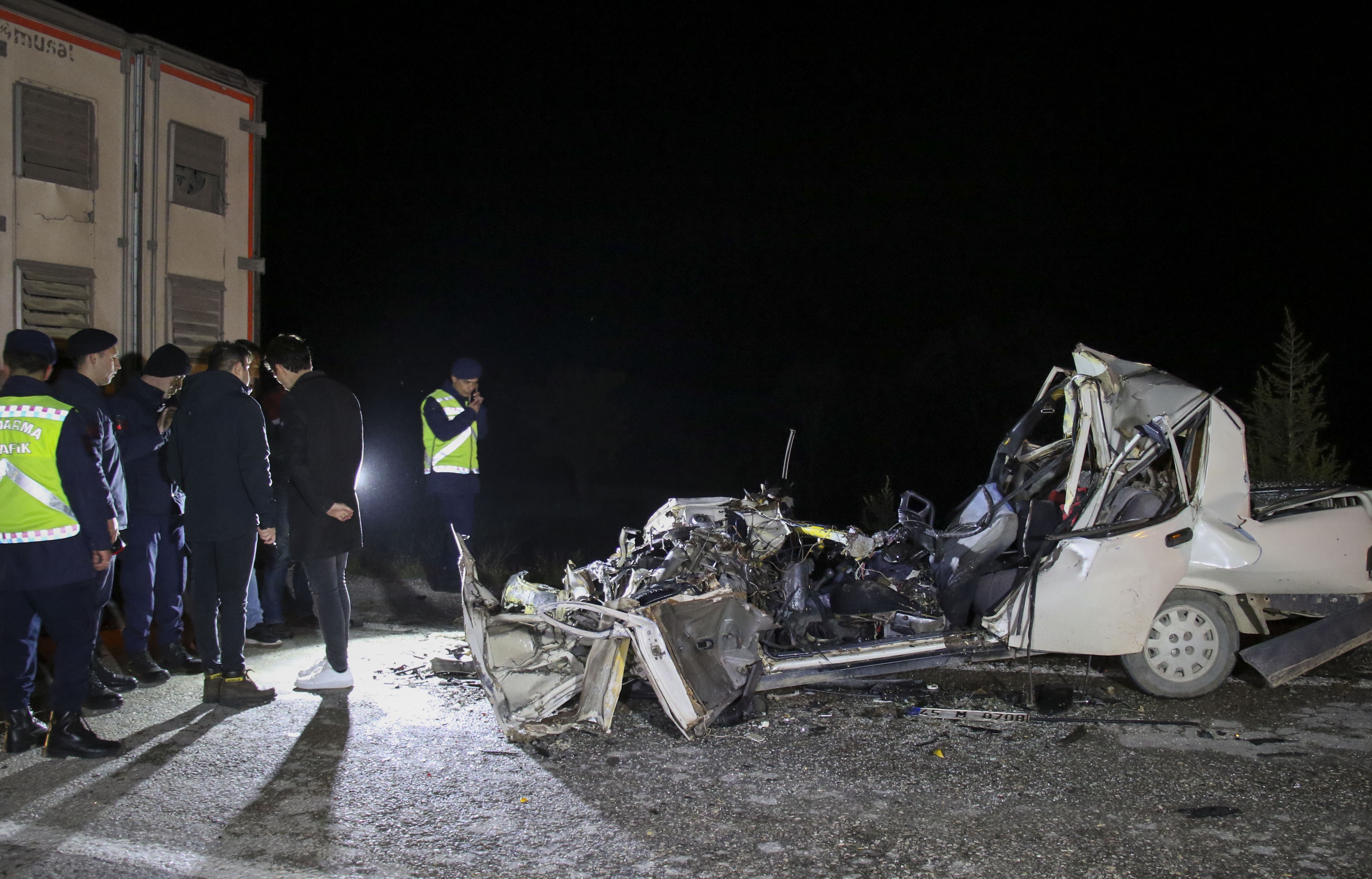 Uşak'ta otomobilin park halindeki kamyonete çarpması sonucu 2 kişi öldü