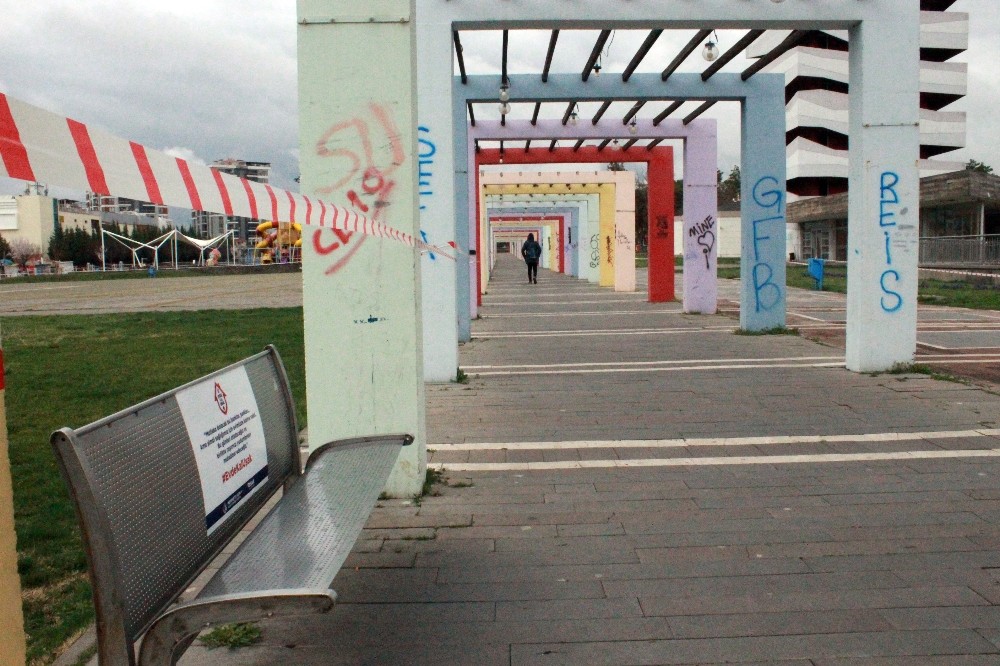 Uşak’ta parklarda şeritli korona virüs önlemi 