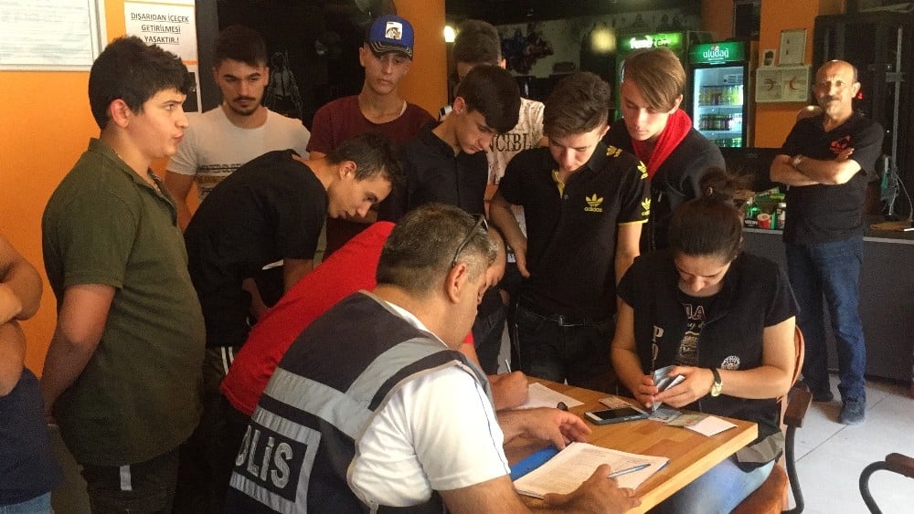 Uşak’ta polis ekipleri internet kafeleri denetledi 