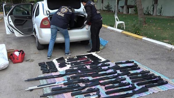 Uşak'ta polisin durdurduğu otomobilden cephanelik çıktı!