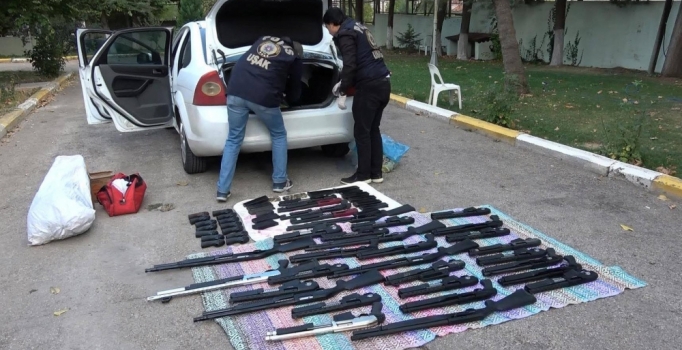 Uşak'ta polisin durdurduğu otomobilden cephanelik çıktı
