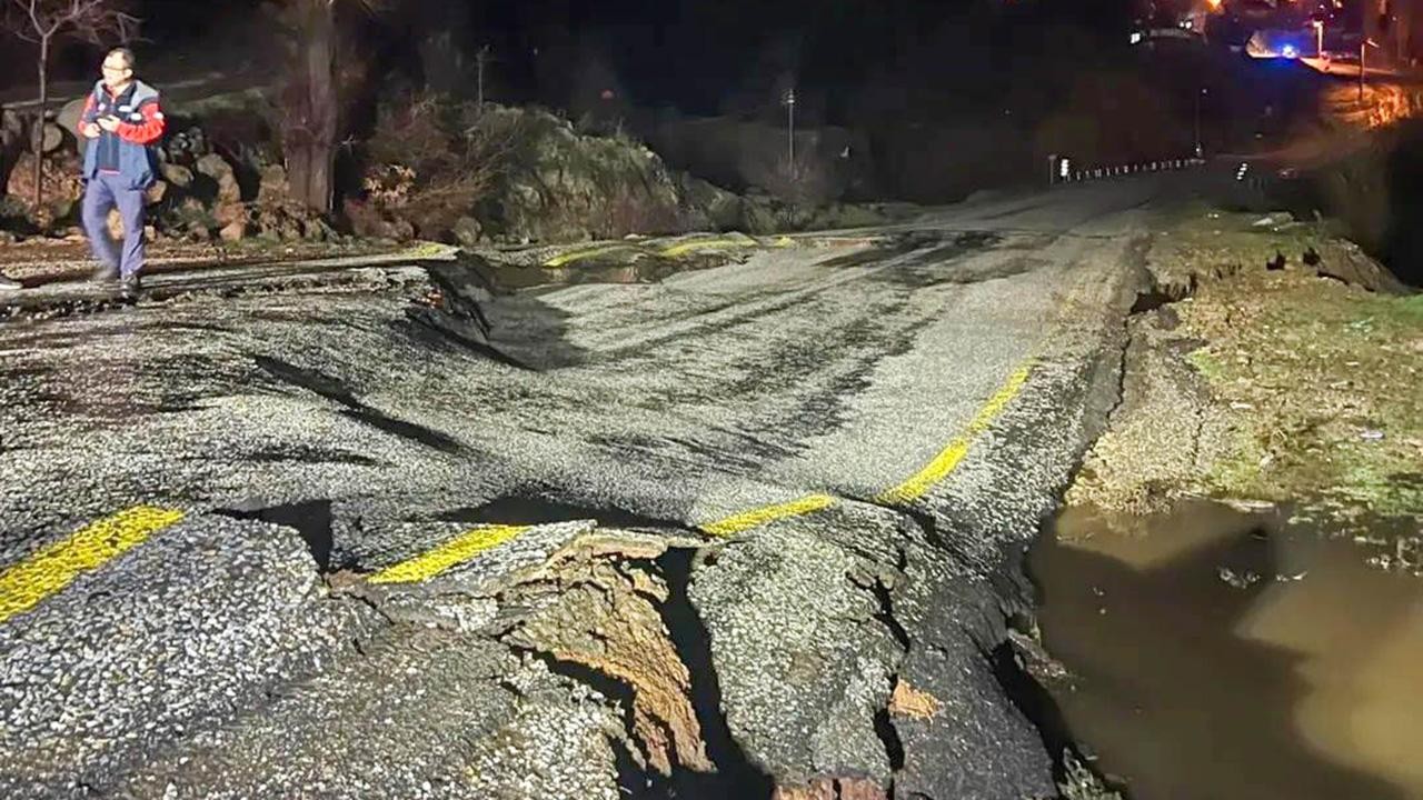 Uşak'ta sağanak dehşeti: Dev çatlaklar oluşan yol trafiğe kapatıldı