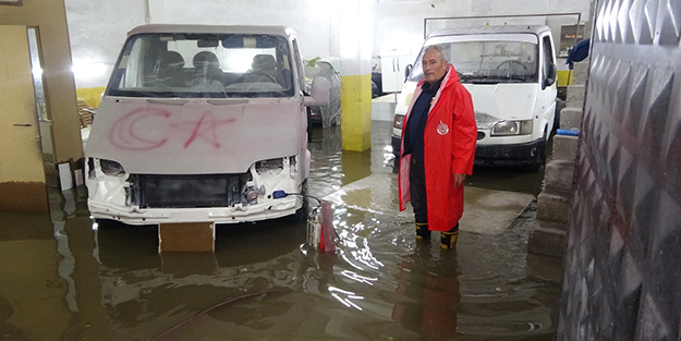 Uşak’ta şiddetli yağış sonrasında su baskınları yaşandı
