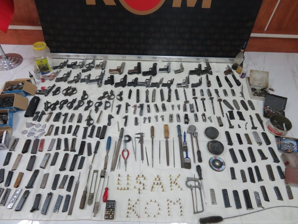 Uşak’ta silah kaçakçılığı şebekesi operasyonla çökertildi 