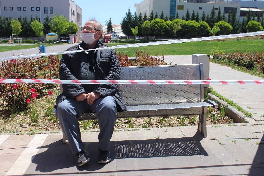 Uşak’ta sokağa çıkan yaşlı vatandaşlar: “Yürümeyi unutmuşuz” 